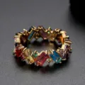 Hermoso anillo de eternidad con circonitas de colores arcoíris y banda dorada geométrica - Talla 7 / Arco Iris (Chapado en Oro 18K)