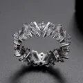 Anillo de eternidad elegante con circonitas cúbicas claras redondas y baguette - Talla 7 / Blanco (Platinado)