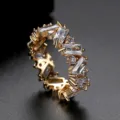 Elegante anillo de eternidad chapado en oro con circonitas claras talla esmeralda - Talla 7 / Blanco (Chapado en Oro 18K)