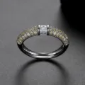 Elegante anillo de latón con pavé de circonitas amarillas y piedra central baguette clara - Talla 7 / Amarillo Dorado