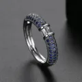 Elegante anillo de banda plateado con micropavé de circonitas azules y piedra de baguette - Azul Espinela