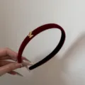 Détail d'un serre-tête en velours bordeaux avec décoration de poney doré - 1.5cm de Large - Style Cheval / Rouge