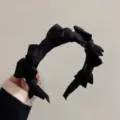 Gedetailleerde opname van een zwarte vintage Franse haarband met meerdere strikken. - Zwarte Stijl (HX-772) / 1 Stuk