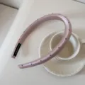 Détail du serre-tête en satin rose à pois avec étiquette faite à la main - Largeur 1.5cm (À Pois) / Rose