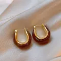 Macro detail view of vintage U-shaped earrings with brown resin and gold finish - U-Shaped Spliced Style (E4727) / Golden Coffee
