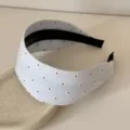 Dettaglio del cerchietto in tessuto azzurro con motivo floreale bianco su supporto. - Cerchietto Largo / 5cm / Fiore Blu