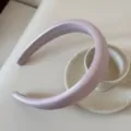 Vista detallada de la diadema acolchada lavanda con textura de satén suave y elegante - Diadema de Seda Brillante / 3 cm de Ancho / Rosa