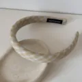Vue détaillée d'un serre-tête à carreaux jaunes avec étiquette fait main sur un plat. - Carreaux Jaune Terre / 2.0cm