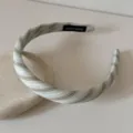 Vue détaillée d'un serre-tête large à rayures sur un support en pierre avec étiquette - Bandeau Sergé Vert Café / 2.0cm