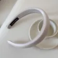 Primer plano detallado de diadema acolchada de satén crema con etiqueta hecha a mano - Diadema de Seda Brillante / 3 cm de Ancho / Beige