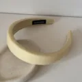 Gros plan détaillé d'un serre-tête en tissu à carreaux jaunes avec étiquette faite main - Jaune Sergé / 3cm