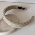 Gros plan d'un serre-tête rembourré à carreaux jaunes avec étiquette Hand Made - Carreaux Jaune Terre / 3cm