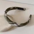 Gros plan d'un serre-tête large à carreaux verts et blancs avec étiquette fait main - Bandeau Plaid Vert Foncé / 2.0cm