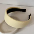 Vue détaillée du serre-tête rembourré en sergé jaune avec un design à sommet élevé - Jaune Sergé / 4cm