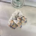Nahaufnahme eines karierten Haargummis mit weißer Spitze und einem süßen Designstil. - Schmale Taille Stil / Blau-gelbes Karo