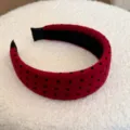 Vista dettagliata di un cerchietto in velluto rosso a pois neri per capelli da donna. - Pois Piccoli / Larghezza 4cm / Rosso
