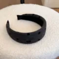 Détail rapproché d'un serre-tête en peluche gris foncé à pois noirs avec un petit nœud - Style Nœud / Largeur 4cm / Gris