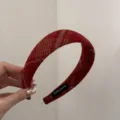 Détail d'un serre-tête rembourré à carreaux rouges avec une étiquette faite à la main - Carreaux Rouge et Jaune / Version Large 4CM