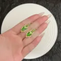 Elegante goudkleurige oorbellen met groene kristallen in een blad-ontwerp - Creolen Sluiting Stijl / Groene oorringen