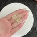 Elegante gouden blad oorbellen met paarse en champagne kristallen voor een vintage look. - Creolen Sluiting Stijl / Champagne Oorknopjes
