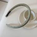 Vue rapprochée d'un serre-tête vert sauge à pois avec une étiquette faite à la main. - Largeur 1.5cm (À Pois) / Vert
