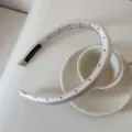 Détail d'un serre-tête ivoire à pois avec étiquette fait main sur une tasse blanche - Largeur 1.5cm (À Pois) / Beige