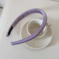 Gros plan détaillé d'un serre-tête en satin violet à pois sur une tasse à thé blanche. - Largeur 1.5cm (À Pois) / Violet