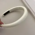 Détail d'un serre-tête rembourré crème avec des motifs de nœuds blancs délicats - Serre-tête Nœud 2cm / Jaune