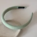 Gros plan d'un serre-tête rembourré vert clair avec étiquette faite main sur un plat. - Serre-Tête 2CM / Vert clair