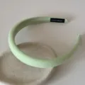 Vue détaillée d'un serre-tête en éponge de tissu vert clair avec étiquette faite main - Serre-Tête 2CM / Vert Fluorescent
