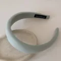 Gros plan d'un serre-tête en éponge rembourré vert clair avec une étiquette faite à la main - Serre-Tête 3CM / Vert Gris