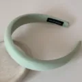 Détail du serre-tête rembourré vert clair montrant la texture et l'étiquette fait main - Serre-Tête 3CM / Vert clair