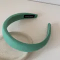 Détail d'un serre-tête en éponge rembourré vert menthe avec une étiquette fait main - Serre-Tête 3CM / Vert foncé