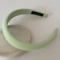 Vue détaillée d'un serre-tête en éponge rembourré vert clair avec étiquette faite main - Serre-Tête 3CM / Vert Fluorescent