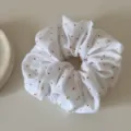 Elegante scrunchie in tessuto bianco con ricamo floreale rosso per uno stile dolce - Elastico per capelli / Elastico per capelli / Fiore Beige