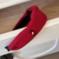 Détail rapproché d'un large serre-tête en velours rouge avec breloque de chien - Rouge