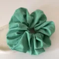 Grand chouchou en tissu vert frais avec texture en lin doux pour queue de cheval. - Cravate à cheveux / Vert foncé
