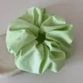 Chouchou géant en tissu vert menthe frais pour les coiffures d'été ensoleillées - Cravate à cheveux / Vert Fluorescent