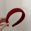 Gros plan d'un serre-tête en velours rouge rembourré avec une étiquette faite à la main - Rouge Uni / Version Large 4CM