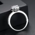 Elegante anillo de latón plateado con circonita central en halo y detalles de pavé en la banda - Talla 9 / Piedra Clara