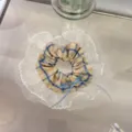 Chouchou à carreaux avec volant en dentelle blanche et petit nœud en ruban bleu - Chouchou en Dentelle / Carreaux bleu et jaune