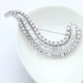 Lussuosa spilla a onda argentata interamente incastonata con brillanti zirconi cubici. - Onda Geometrico / Argento (X15121610)