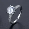 Elegante gesimuleerde diamanten ring met grote zirkoon en zijstenen in zilveren afwerking - Maat 9 / Platinakleur(R017)