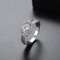 Elegante anillo de latón plateado con circón redondo en un engaste de doble halo - 6 / Piedra Clara