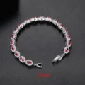 Elegante pulsera plateada con circonitas rojas ovaladas y pavé, longitud de 19 cm - 19cm / Rojo