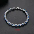 Elegante pulsera tennis plateada con circonitas azules ovaladas y piedras halo, largo 17 cm - 17cm / Azul