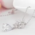 Elegante collar con colgante de flor y gota con brillantes piedras de circonita - White Style (T11C13) / Blanco