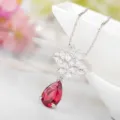 Elegante collar floral con un vibrante colgante de circonita roja en forma de gota de agua - Red Style (T11C15) / Rojo