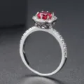 Elegante anillo plateado con piedra preciosa roja de talla cojín y halo de circonitas. - Talla 9 / Piedra Principal Roja