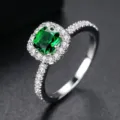Elegante anillo de plata con piedra verde de corte cuadrado y brillantes detalles pavé - Talla 9 / Piedra Principal Verde